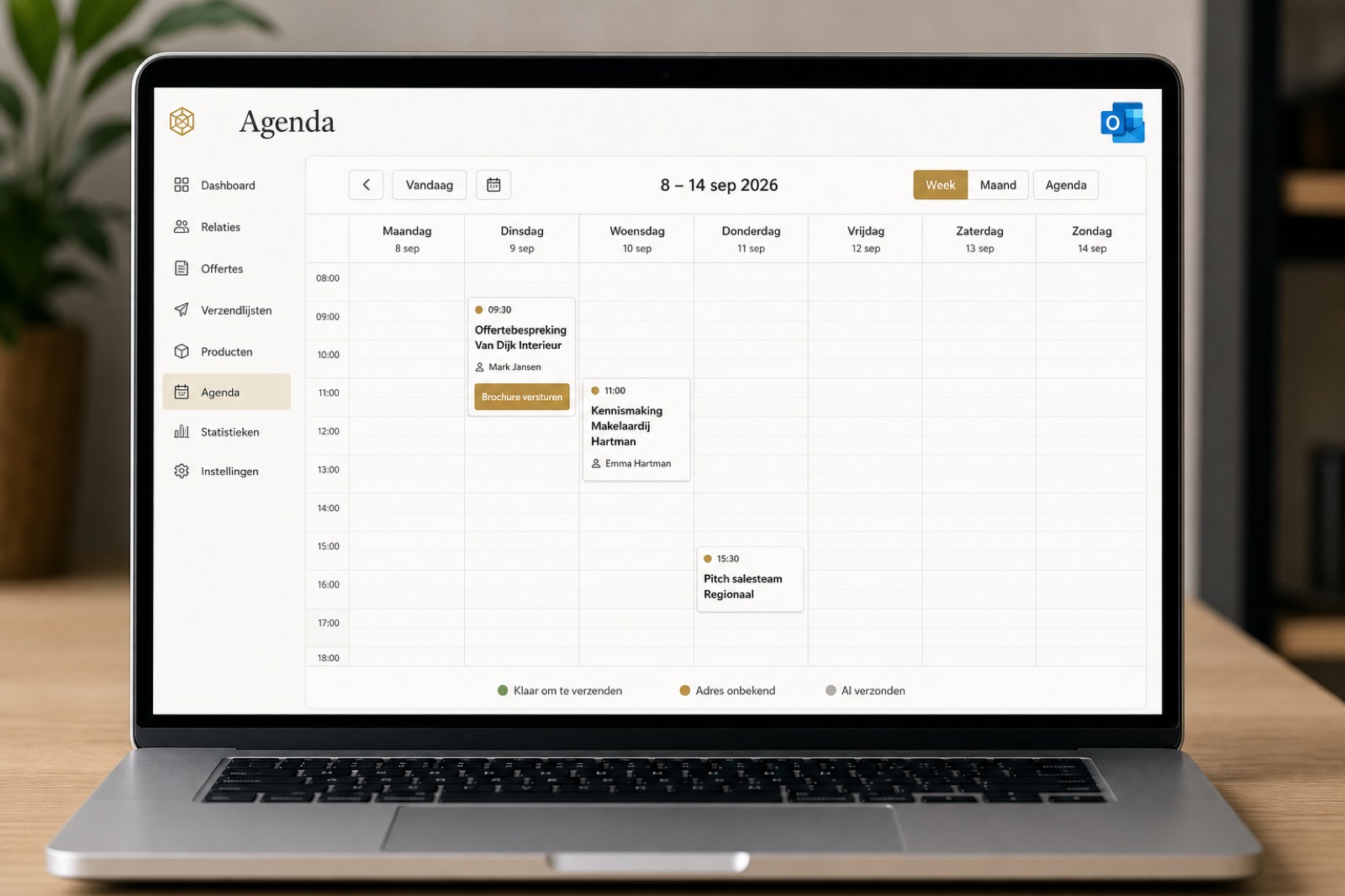 Laptop met het Slim Folderen weekoverzicht van een Outlook-agenda: kolommen per weekdag, mock-afspraken en de knop Brochure versturen.